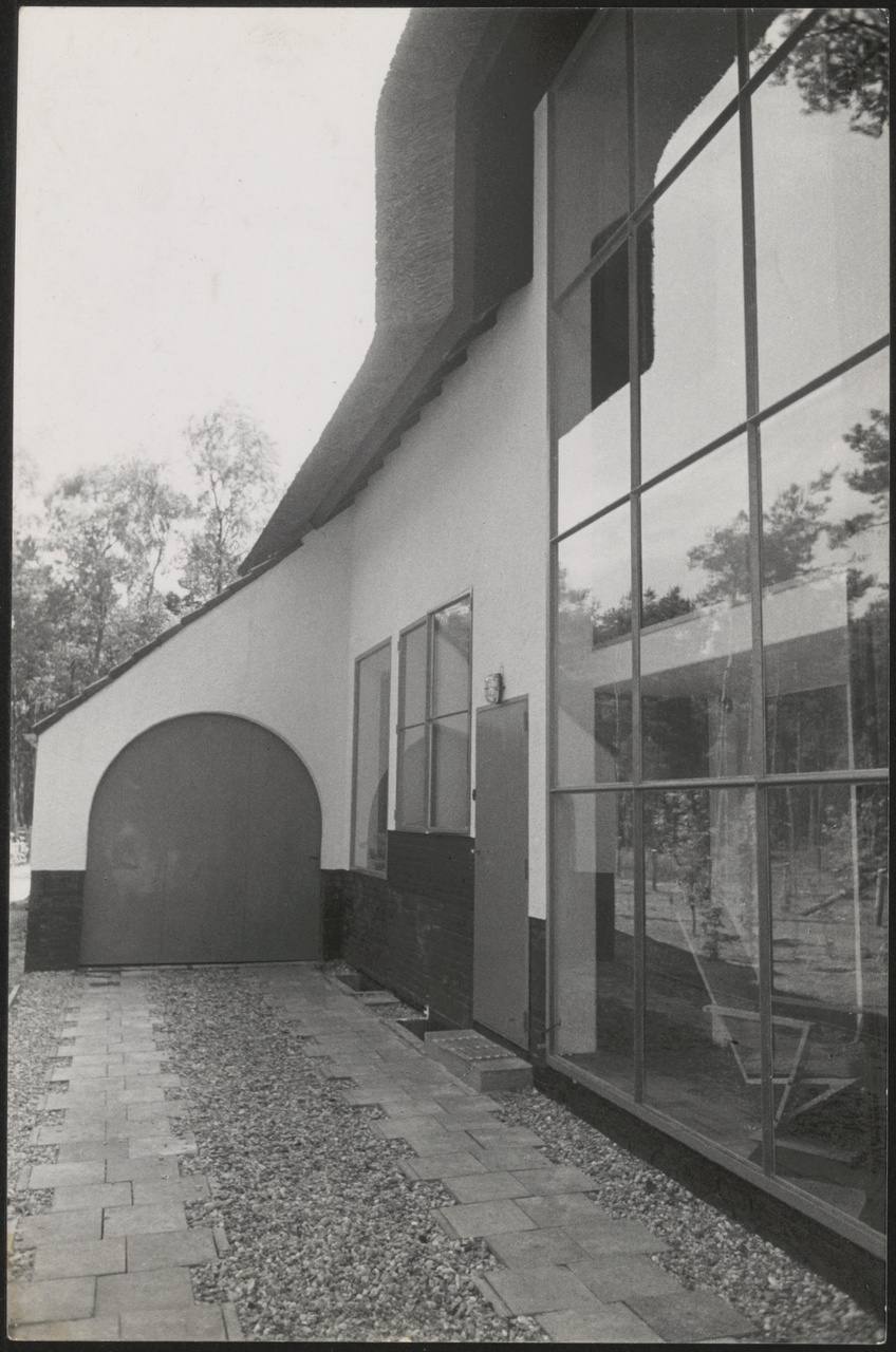 Afbeelding van woning Nijland, ca.1942, oprit, entree en glaspui, close up