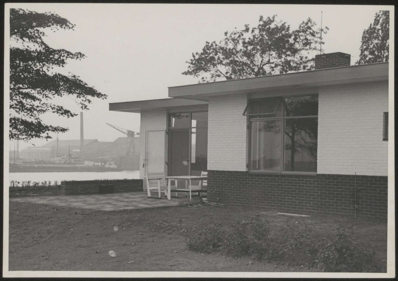 Afbeelding van woning Smit, Kinderdijk, 1949, zijkant met zicht op water