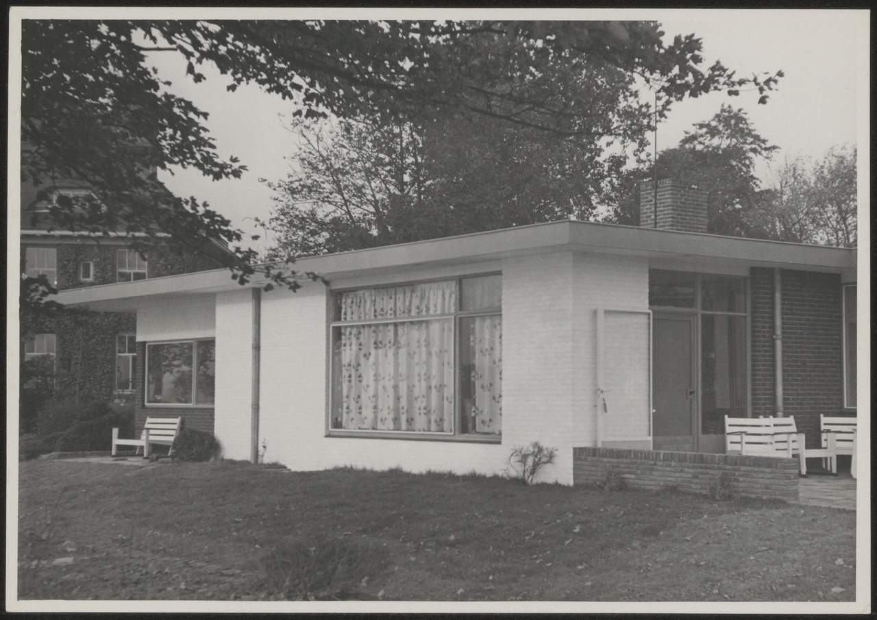 Afbeelding van woning Smit, Kinderdijk, 1949, kant met de woonkamer