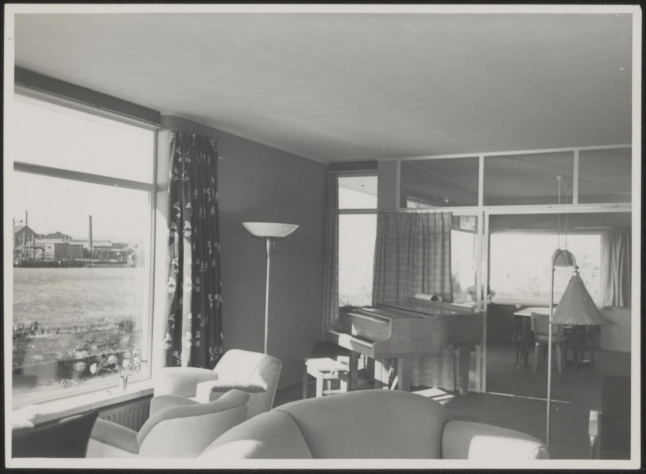 Afbeelding van woning Smit, Kinderdijk, 1949, woonkamer met zicht op de eetkamer