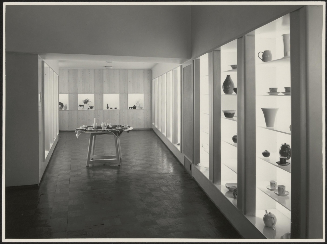 Afbeelding van Metz & Co, vitrines ceramiek afdeling