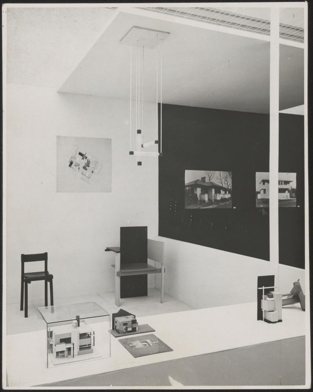 Afbeelding van tentoonstelling De Stijl SMA, 1951, overzicht gedeelte afdeling Rietveld