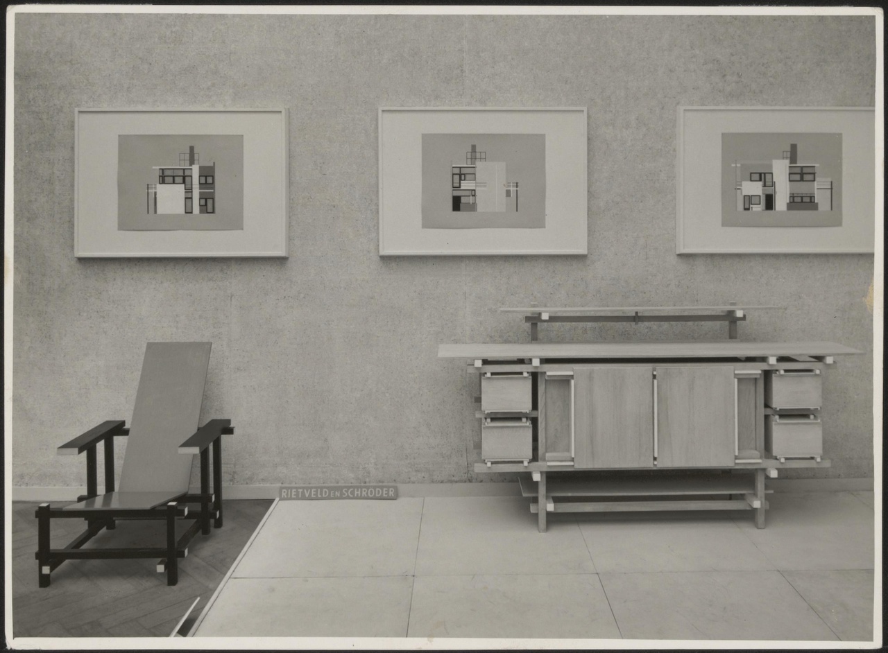 Afbeelding van tentoonstelling De Stijl SMA, 1951, wand zaal 3 met stoel en buffet