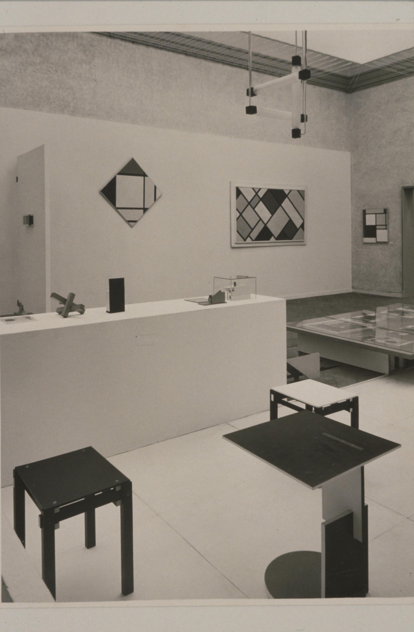 Afbeelding van tentoonstelling De Stijl SMA, 1951, diagonaal overzicht zaal 3