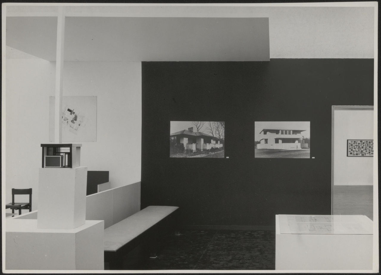Afbeelding van tentoonstelling De Stijl SMA, 1951, scheiding tussen Rietveld en Van 't Hoff in  zaal 3 met maquette GZC links