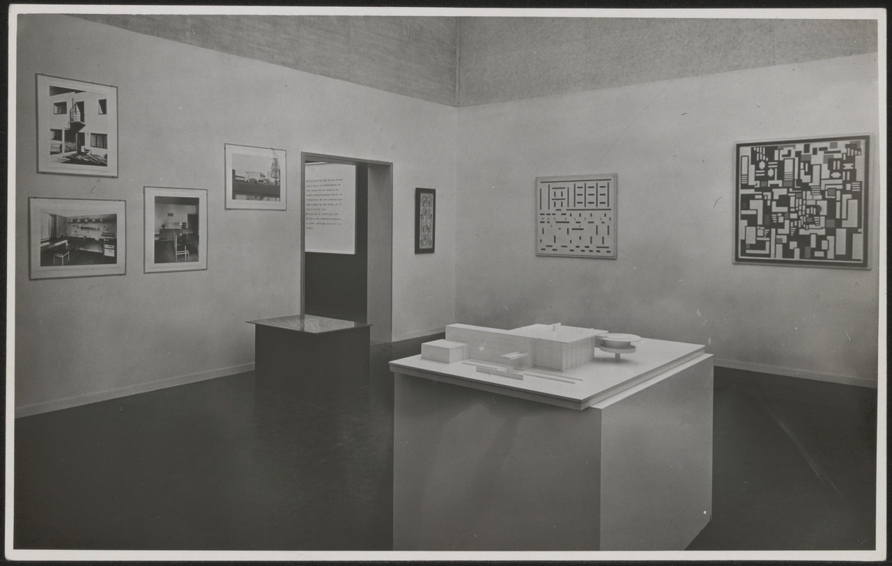 Afbeelding van tentoonstelling De Stijl SMA, 1951, zaal 2 met grote witte maquette