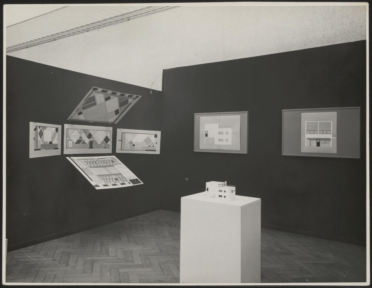 Afbeelding van tentoonstelling De Stijl SMA, 1951, zaal 4 met maquette Meudon