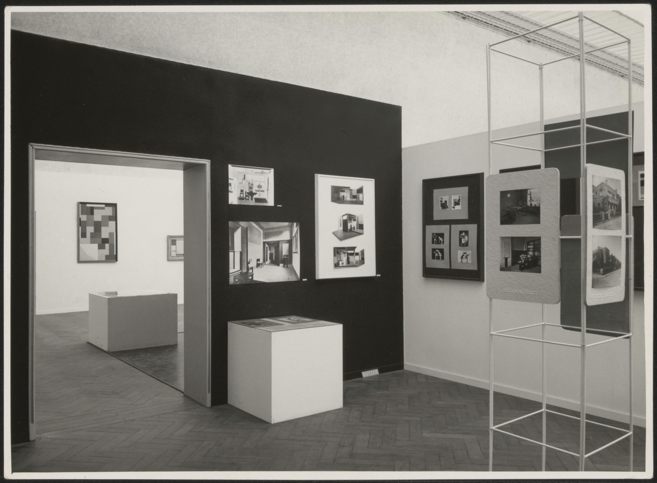 Afbeelding van tentoonstelling De Stijl SMA, 1951, zaal 2 met doorkijkje naar zaal 3