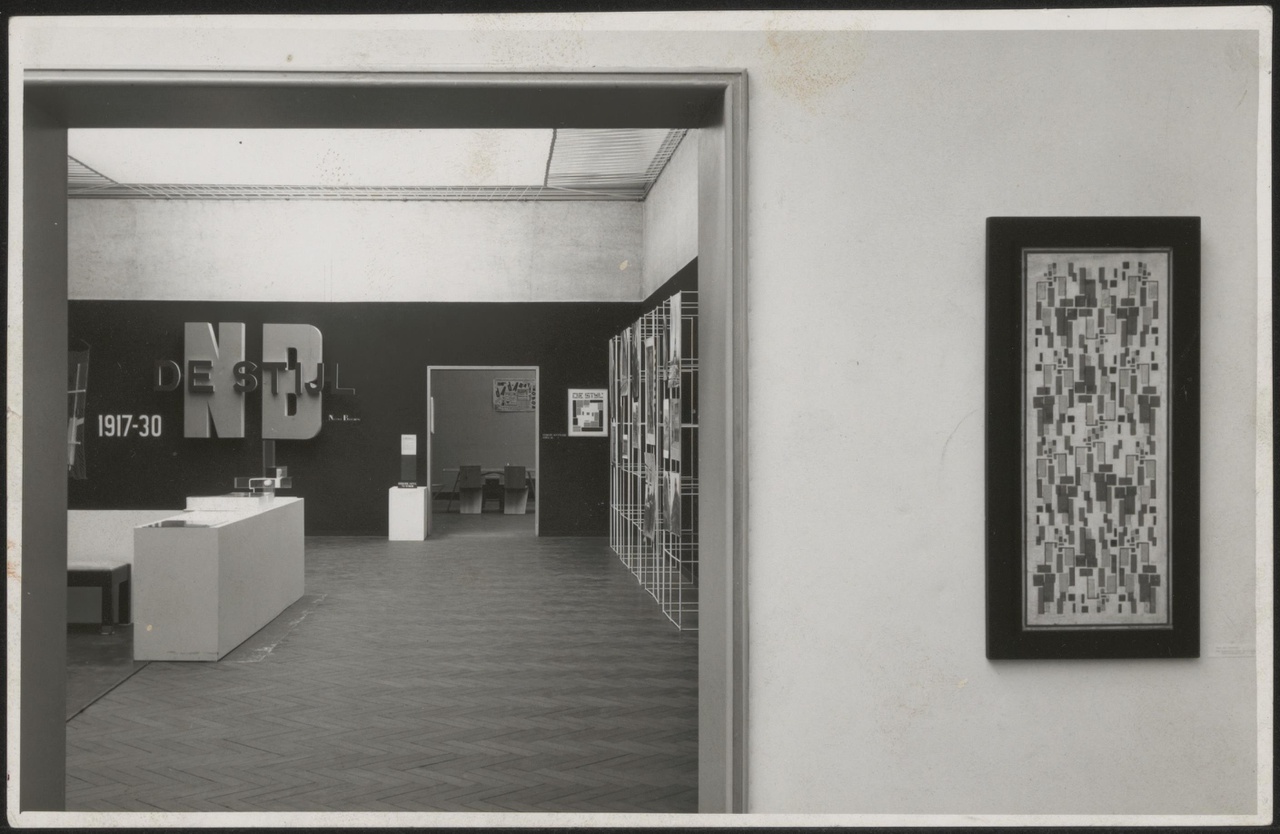 Afbeelding van tentoonstelling De Stijl SMA, 1951, doorkijk van zaal 2 naar zaal 1