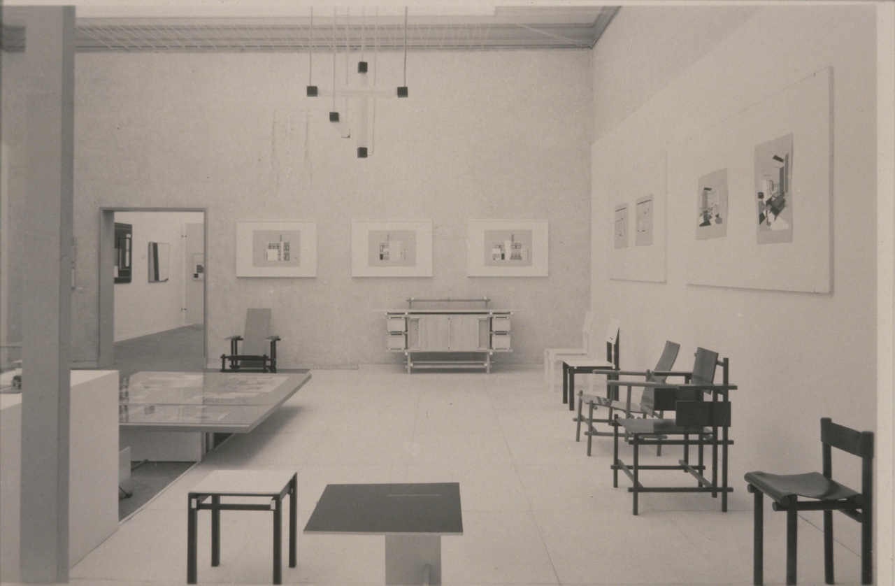 Afbeelding van tentoonstelling De Stijl SMA, 1951, zaal 3 recht naar buffet Rietveld