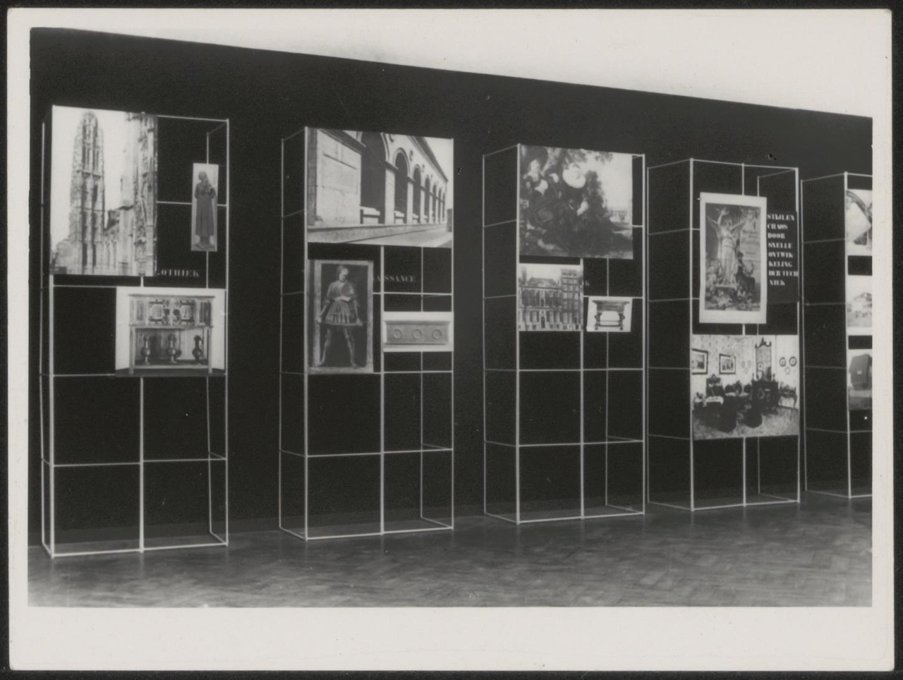 Afbeelding van tentoonstelling De Stijl SMA, 1951, zaal 1, zwarte wand met geschiedenis foto's