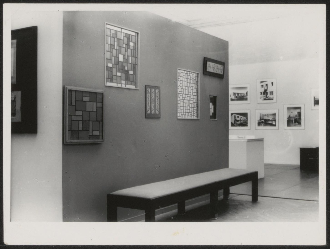 Afbeelding van tentoonstelling De Stijl SMA, 1951, zaal 2, overzicht met bankje