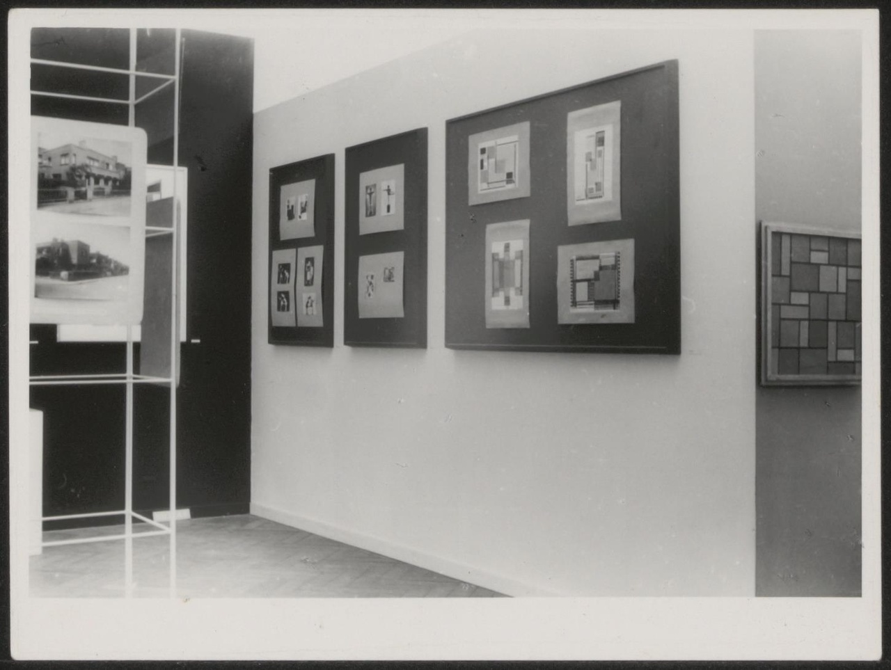 Afbeelding van tentoonstelling De Stijl SMA, 1951, zaal 2, witte wand met drie zwarte panelen