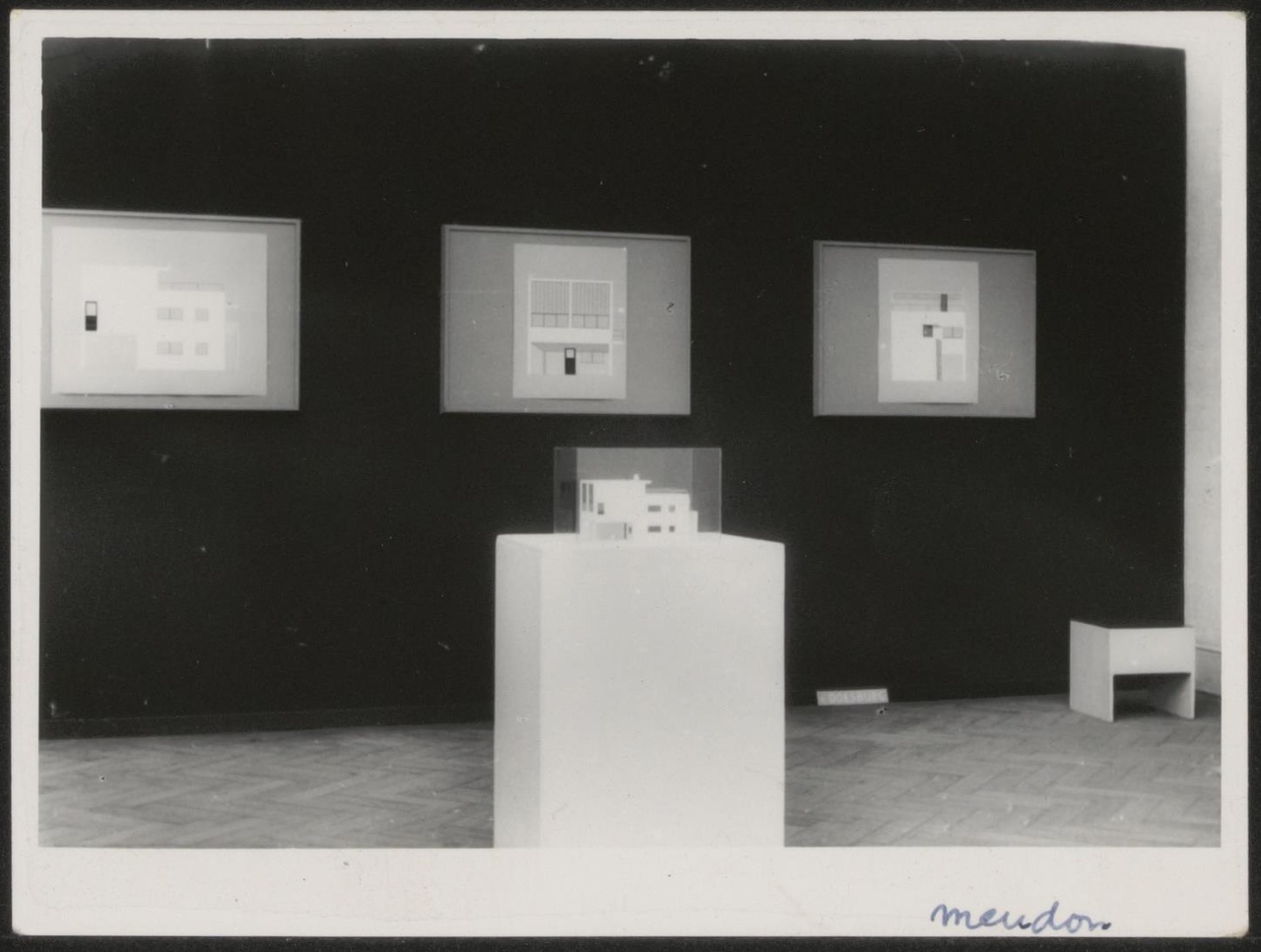 Afbeelding van tentoonstelling De Stijl SMA, 1951, zaal 2, zwarte wand met gevels en maquette Meudon