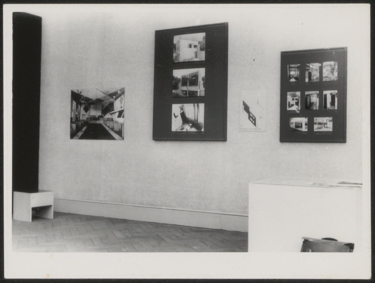 Afbeelding van tentoonstelling De Stijl SMA, 1951, zaal 4, witte wand met fotopanelen Van Doesburg