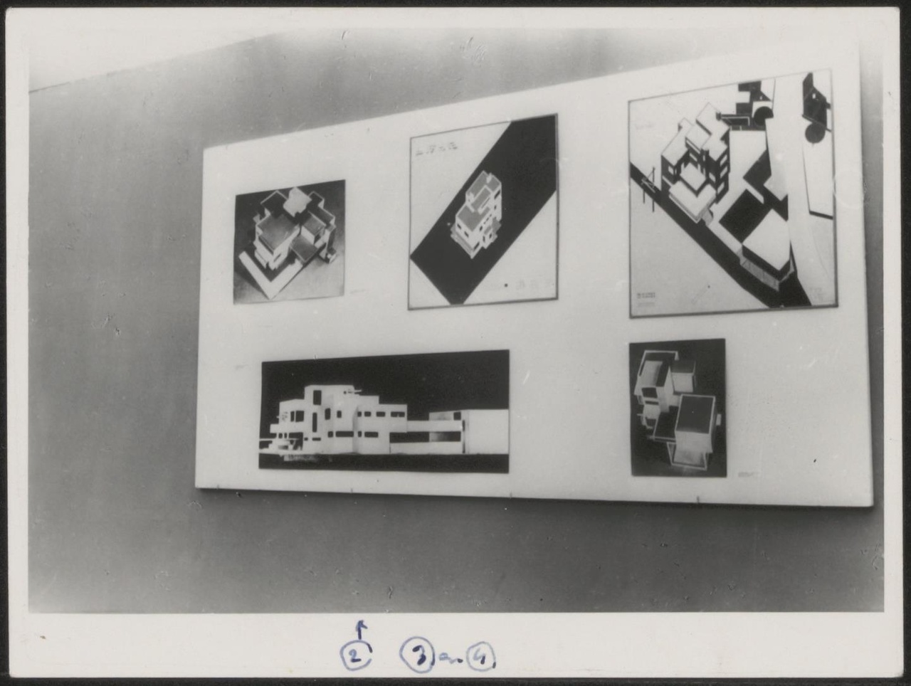 Afbeelding van tentoonstelling De Stijl SMA, 1951, zaal 4, wandpaneel met Van Eesteren