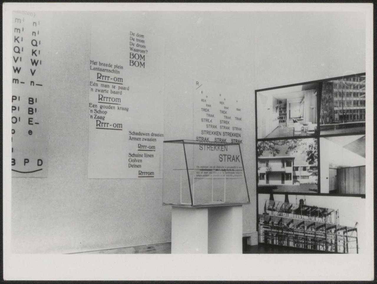 Afbeelding van tentoonstelling De Stijl SMA, 1951, zaal 4, hoek met dada-teksten, foto's  en vitrine