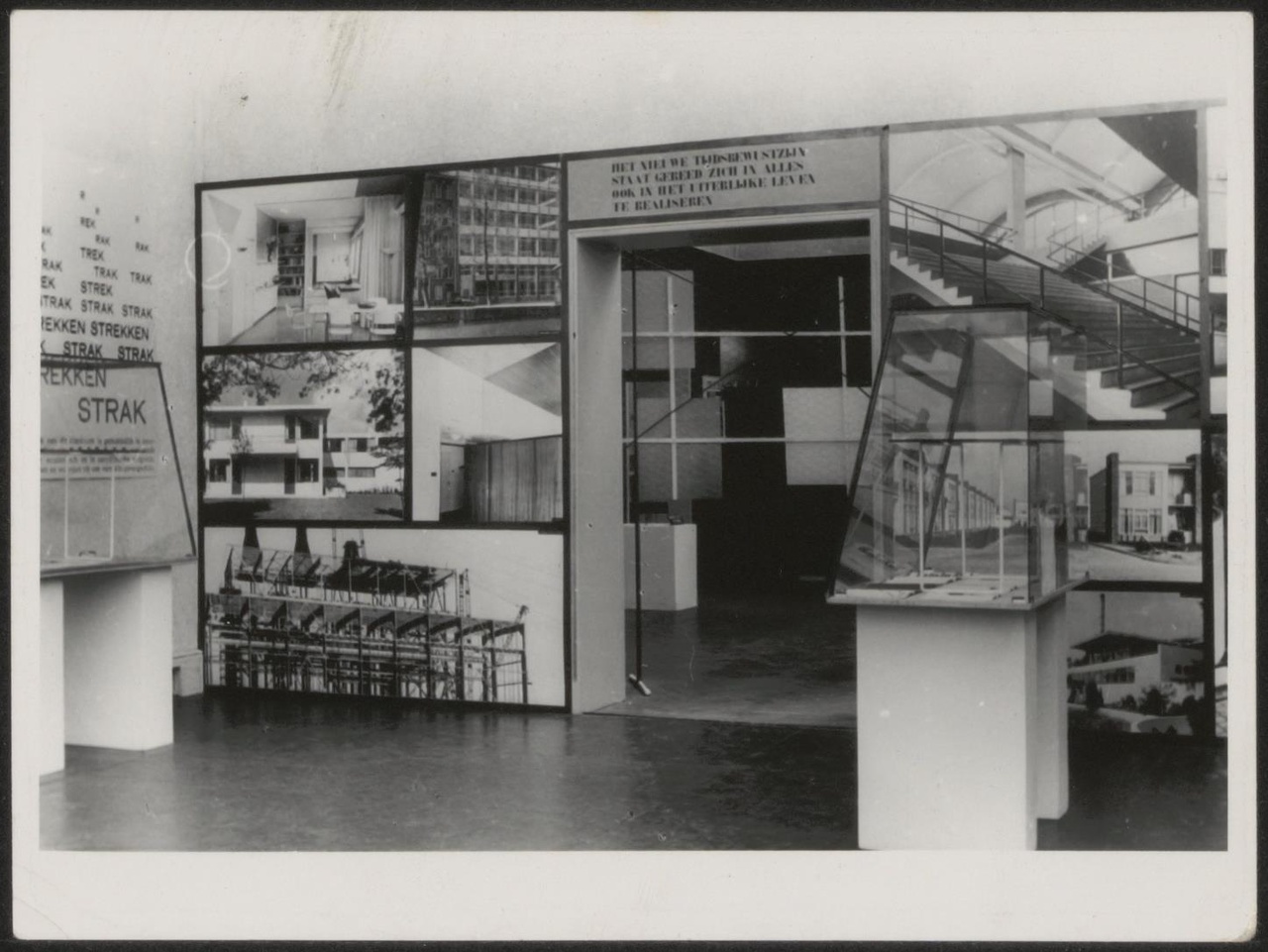 Afbeelding van tentoonstelling De Stijl SMA, 1951, zaal 4, fotowand met doorgang in het midden