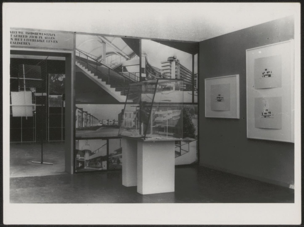 Afbeelding van tentoonstelling De Stijl SMA, 1951, zaal 4, fotowand met doorgang links