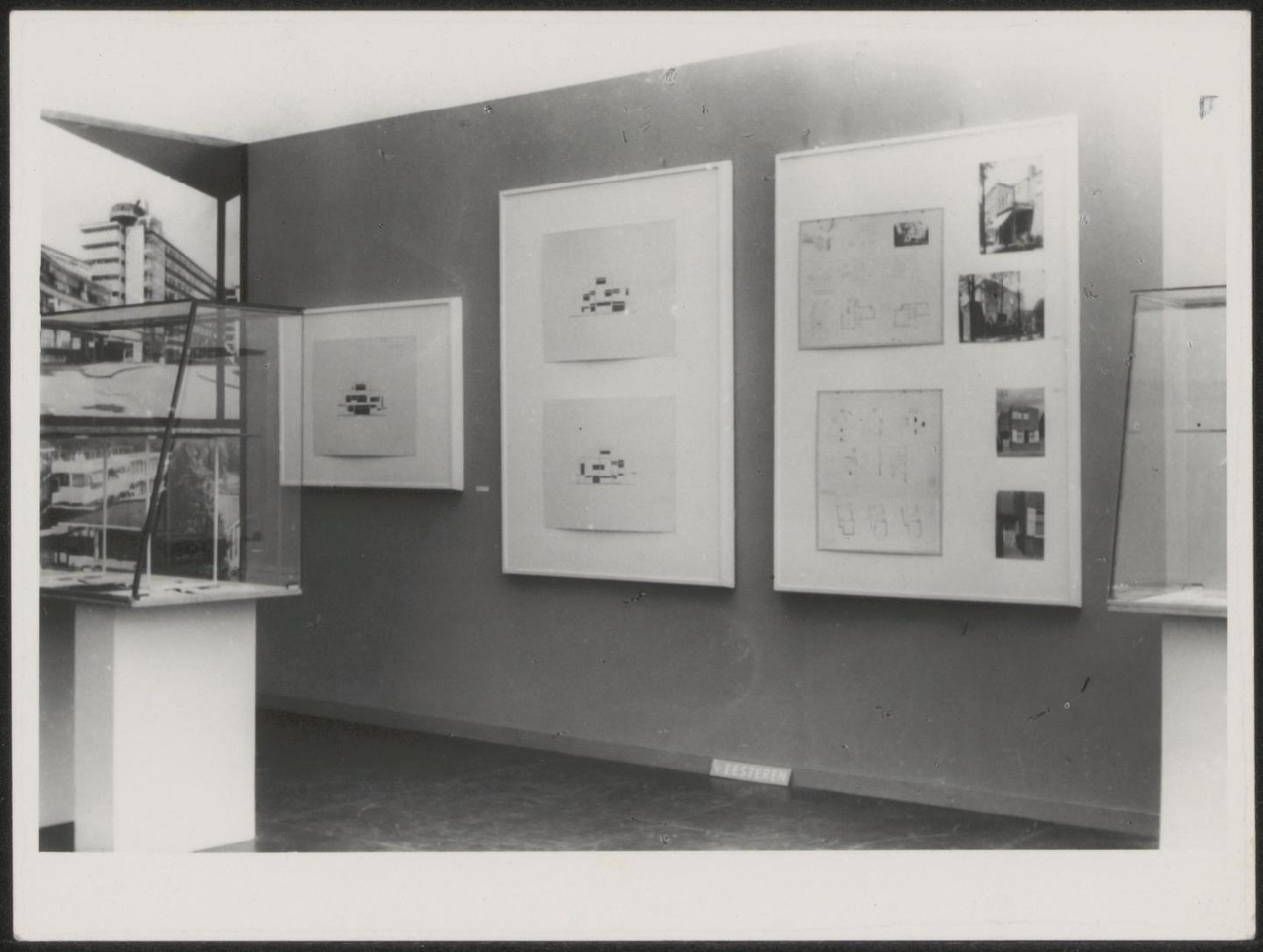 Afbeelding van tentoonstelling De Stijl SMA, 1951, zaal 4, grijze wand met drie panelen