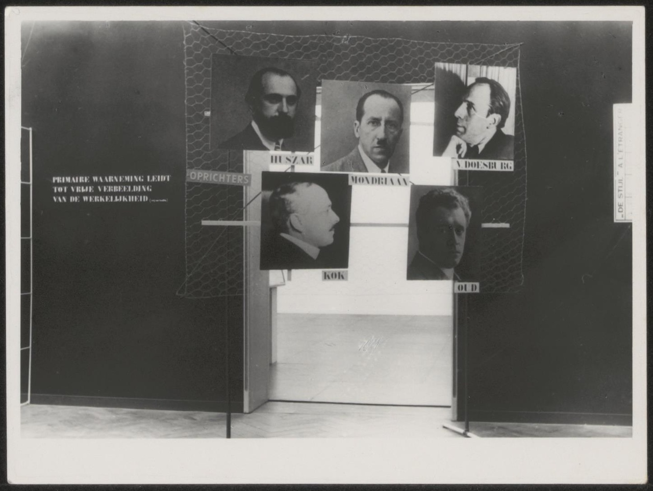 Afbeelding van tentoonstelling De Stijl SMA, 1951, zaal 4, portretten van de vijf oprichters