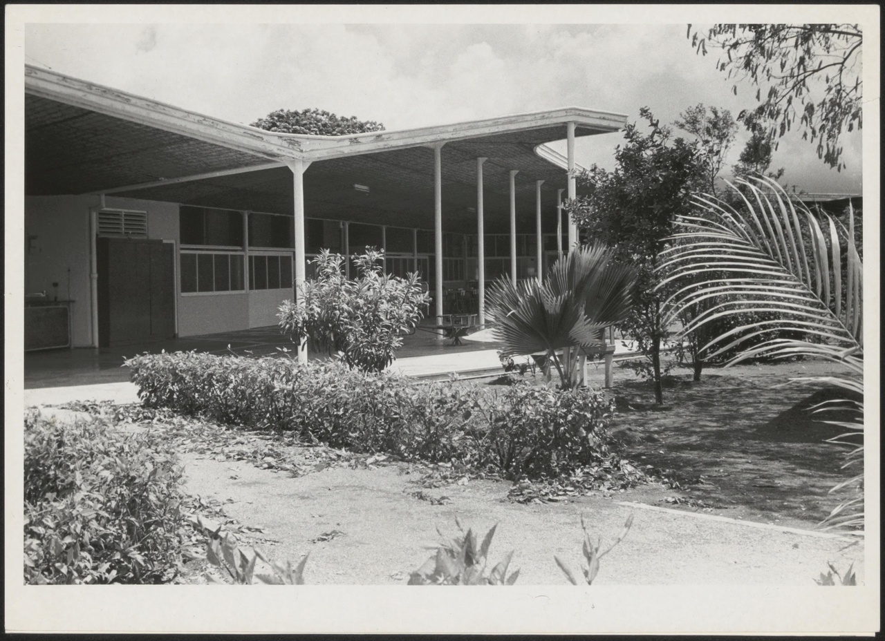 Afbeelding van Mgr. Verriet Instituut, ca.1952, pad als scheiding tussen de hoven