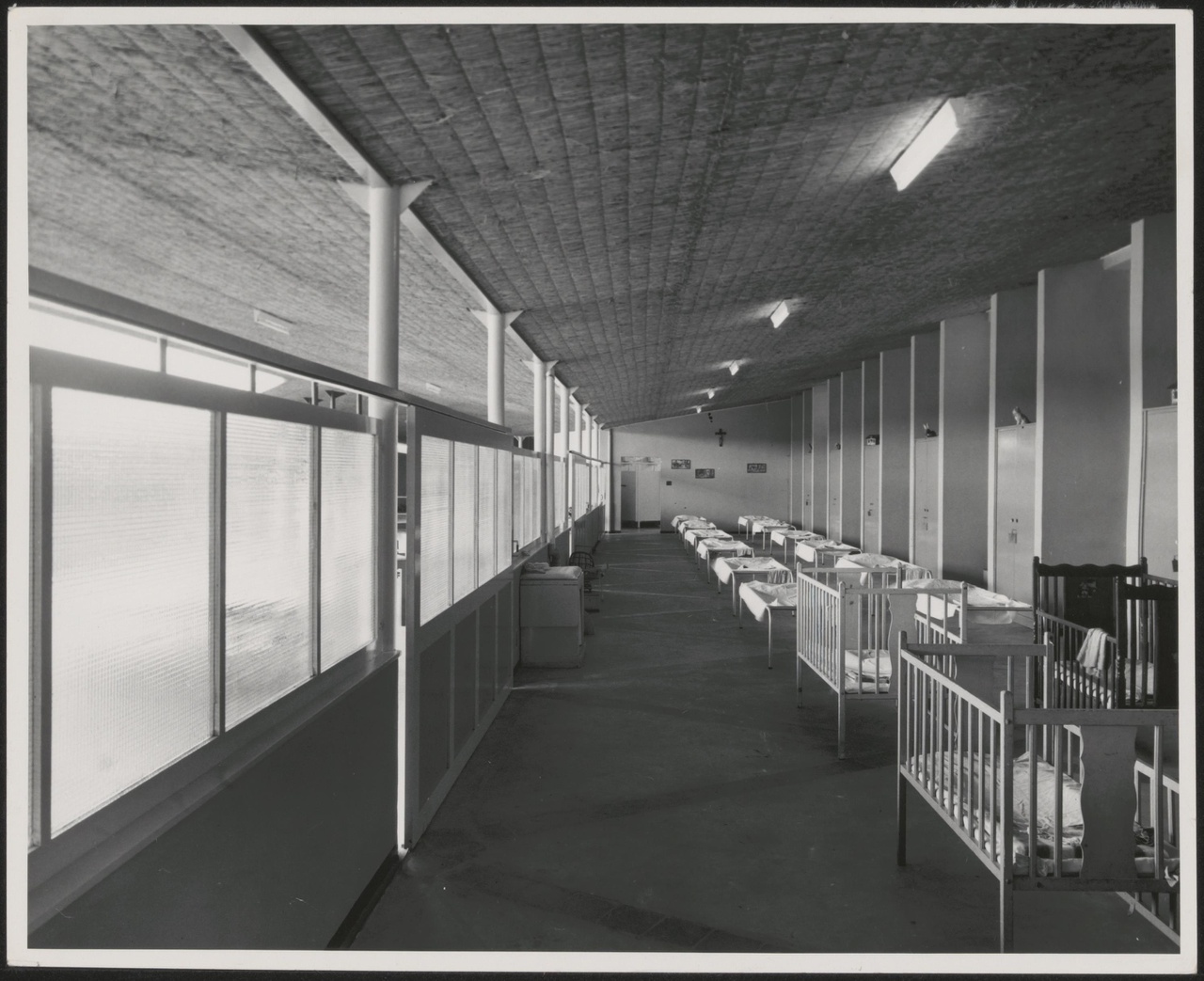 Afbeelding van Mgr. Verriet Instituut, ca.1952, interieur kinderslaapzaal