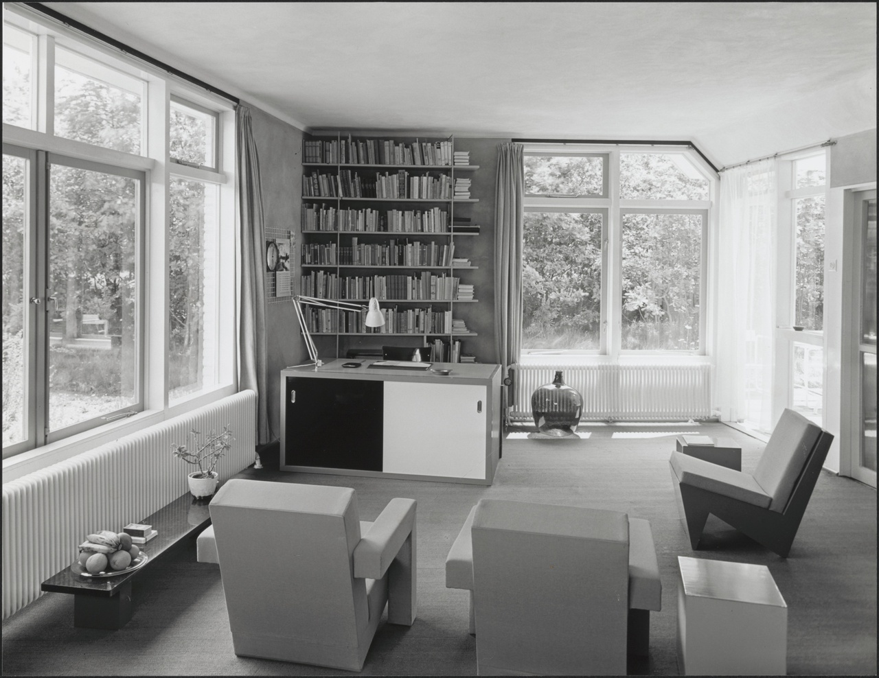 Afbeelding van woning Max, interieur zitkamer met bureauhoek, ca.1952