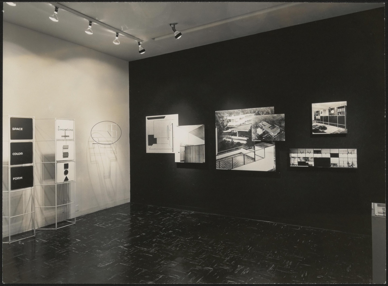 Afbeelding van De Stijl tentoonstelling in New York 1952, zaalhoek met zwarte fotowand