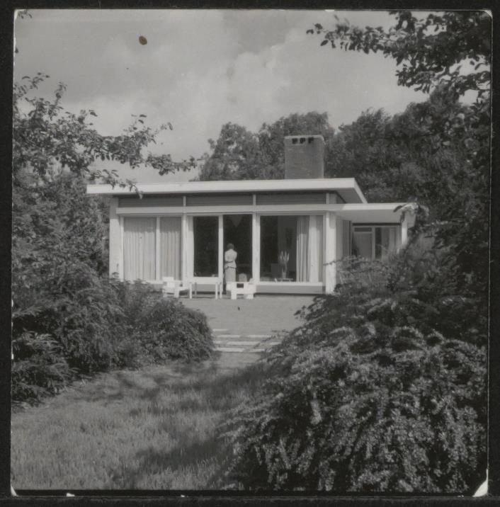 Afbeelding van woning Ravensteyn-Hintzen, ca.1955, zuidkant met vrouw voor het raam