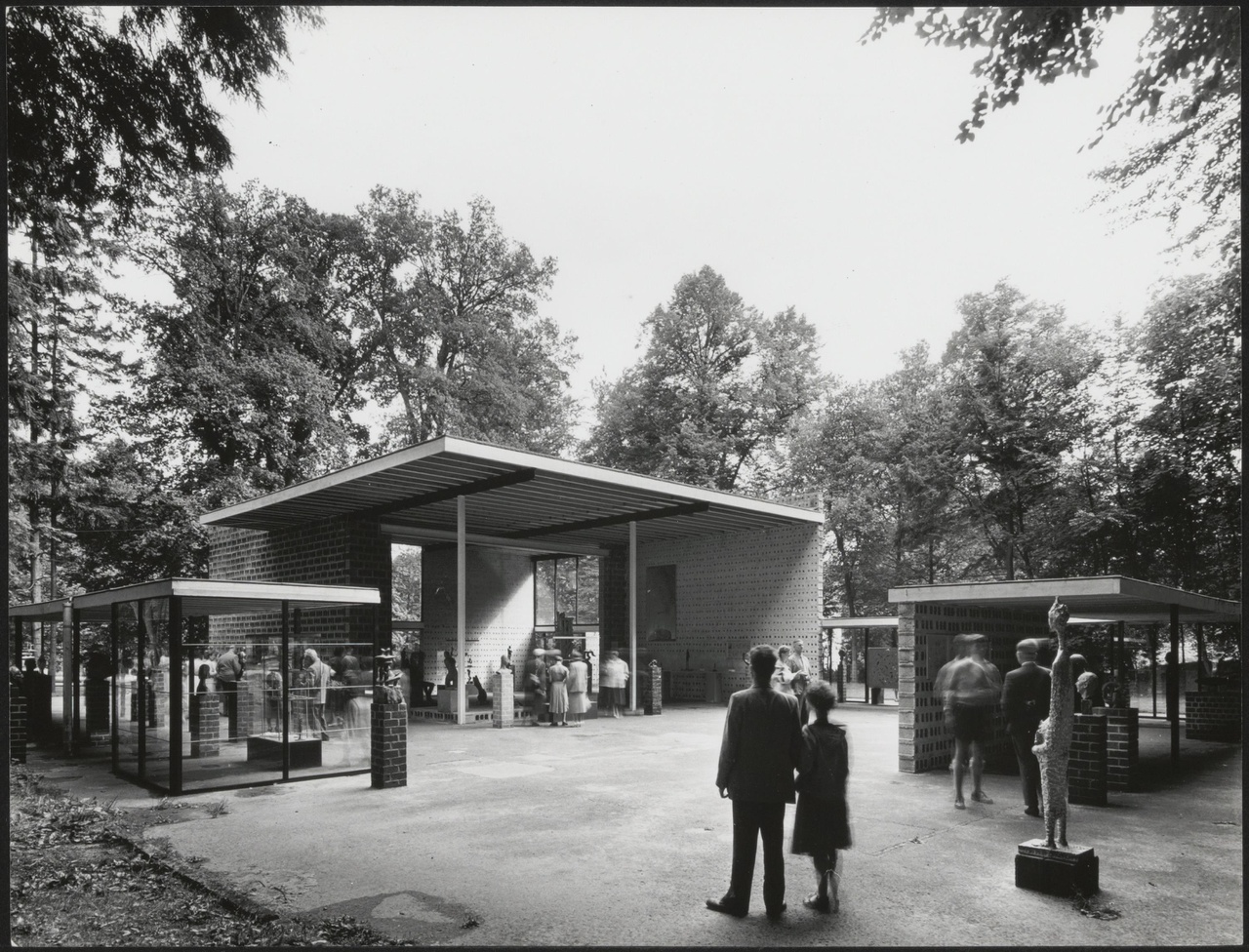 Afbeelding van expo-paviljoen Sonsbeek, ca.1955, noord-west kant, met paar op voorgrond