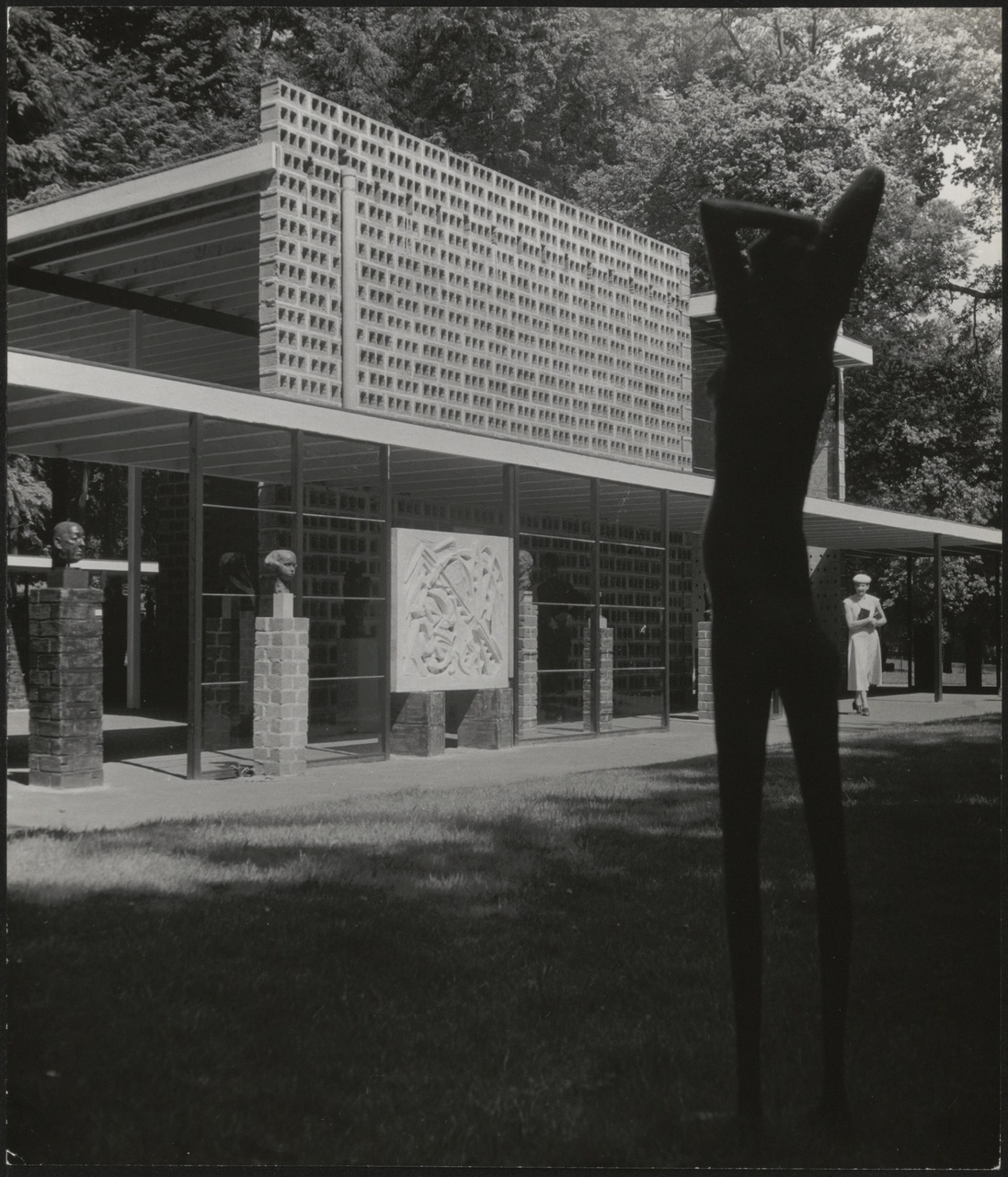Afbeelding van expo-paviljoen Sonsbeek, ca.1955, zuid-west kant met strekkend beeld