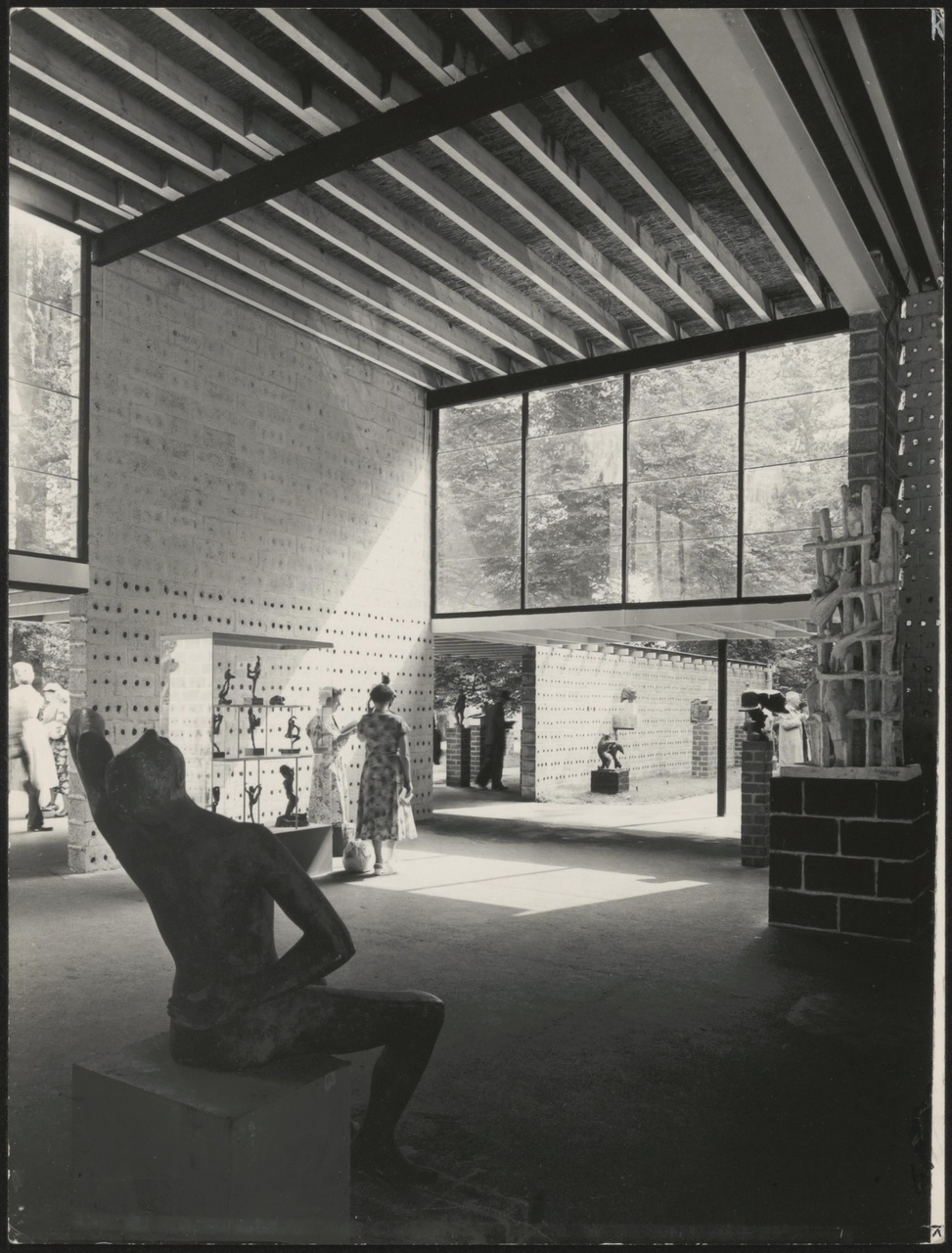 Afbeelding van expo-paviljoen Sonsbeek, ca.1955, interieur vanachter zittend beeld