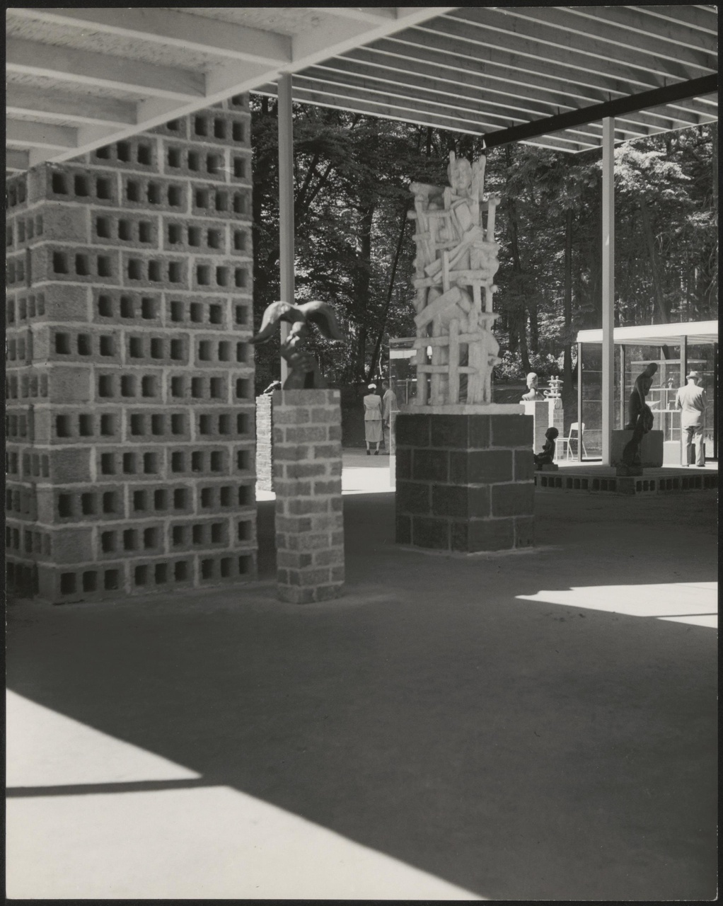 Afbeelding van expo-paviljoen Sonsbeek, ca.1955, hoek met snor- en stapelsculptuur