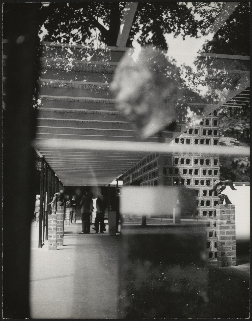 Afbeelding van expo-paviljoen Sonsbeek, ca.1955, door glas met onscherpe kop