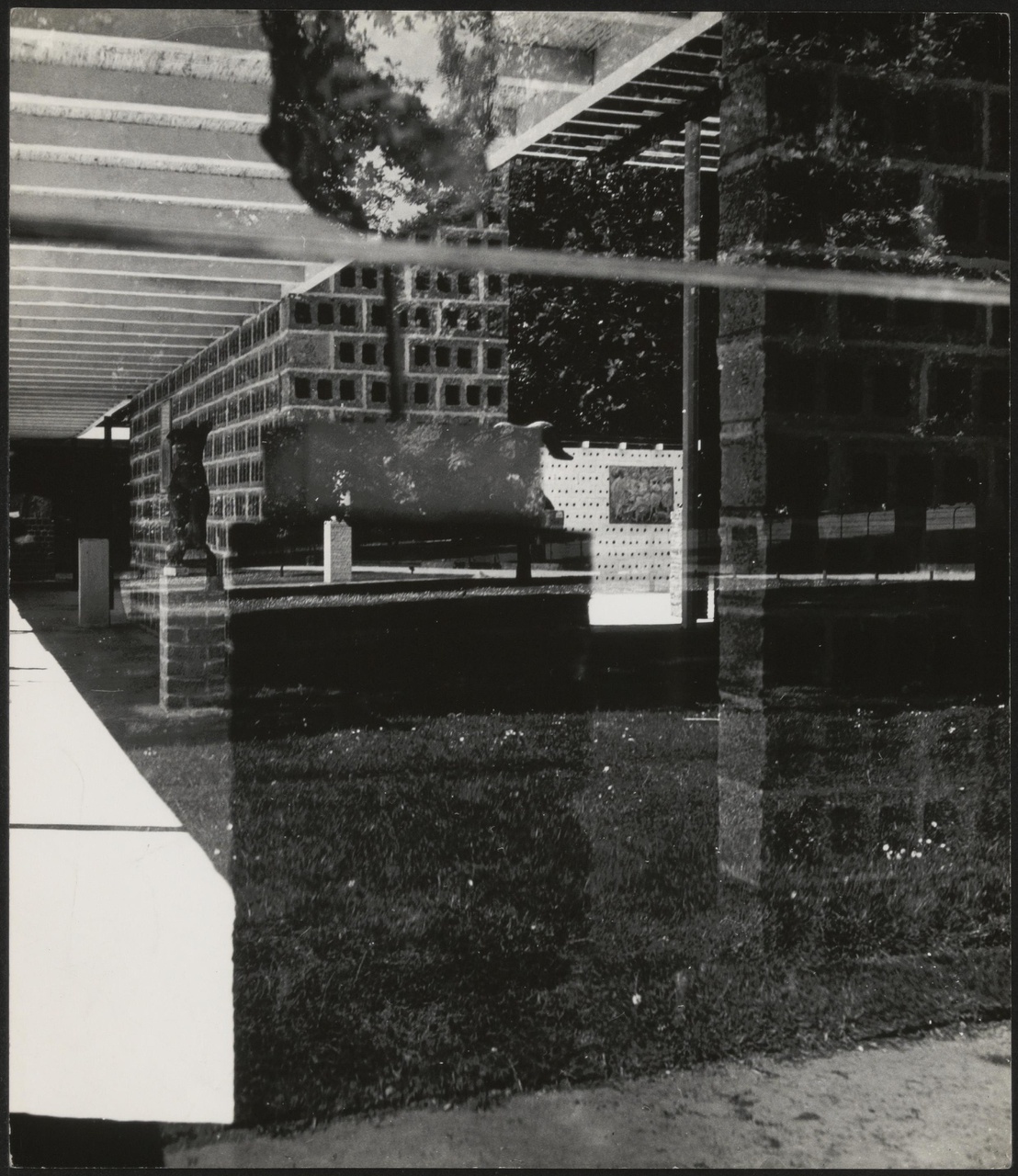 Afbeelding van expo-paviljoen Sonsbeek, ca.1955, spiegelingen in glas, sokkel kop