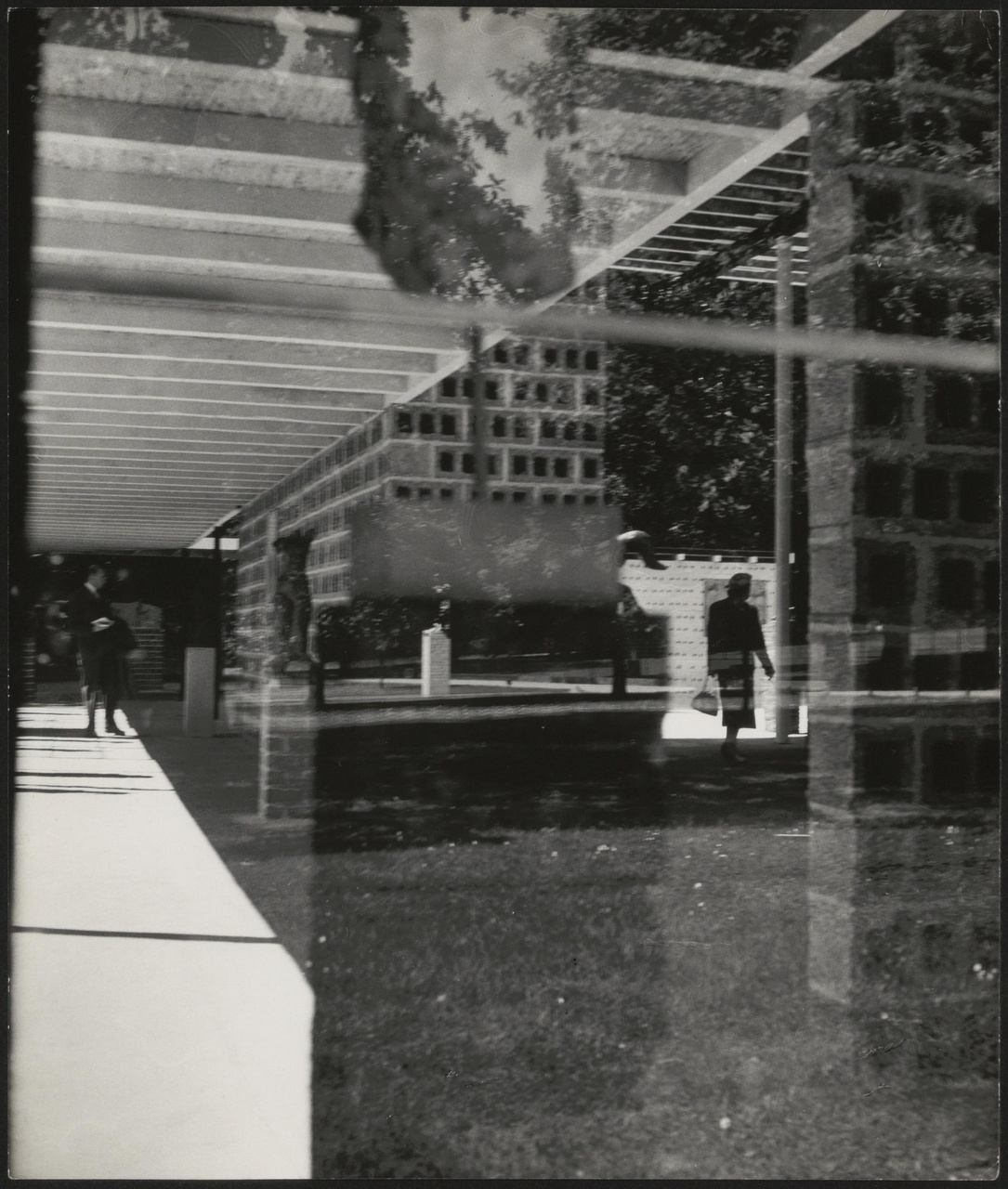 Afbeelding van expo-paviljoen Sonsbeek, ca.1955, spiegeling met twee mensen