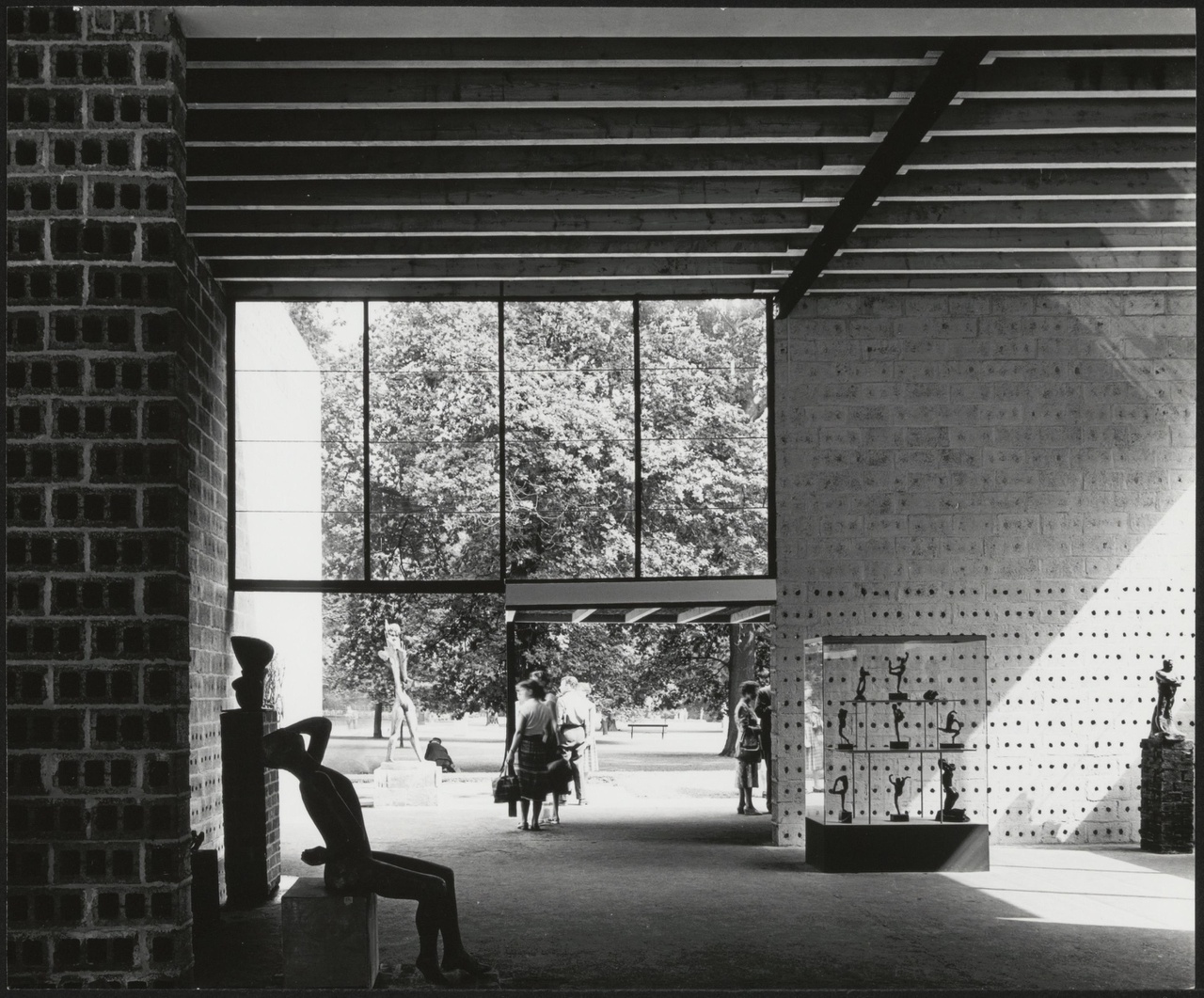 Afbeelding van expo-paviljoen Sonsbeek, ca.1955, zicht oostelijk naar buiten