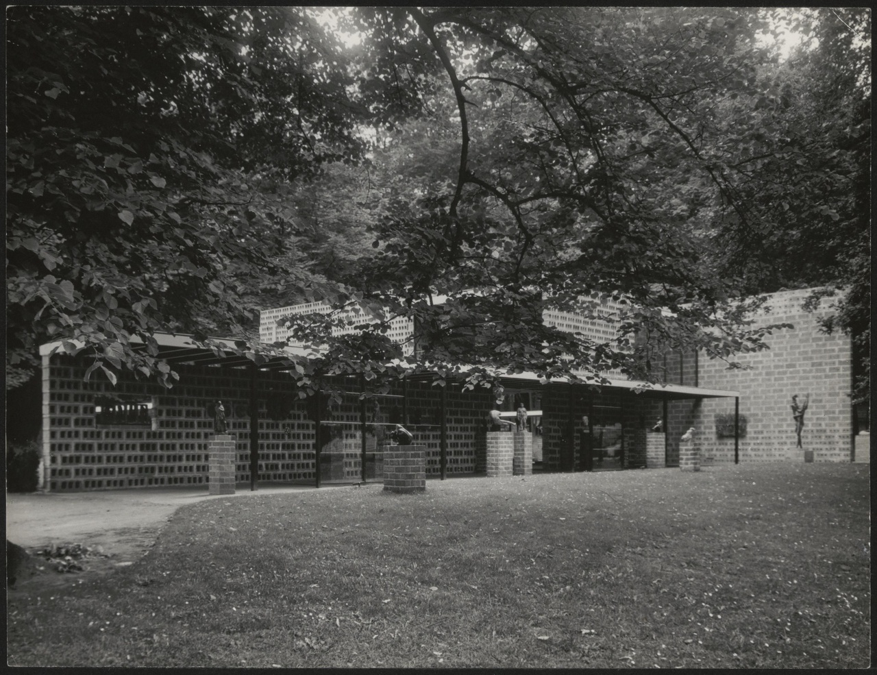 Afbeelding van expo-paviljoen Sonsbeek, ca.1955, oostkant, schuin van zuid-oosten