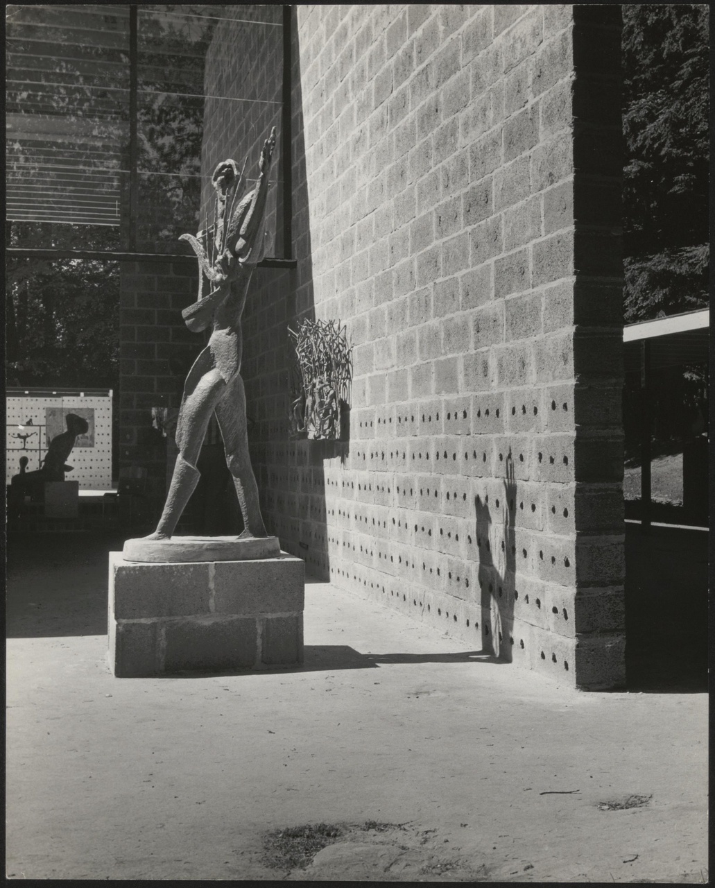 Afbeelding van expo-paviljoen Sonsbeek, ca.1955, oostkant met beeld van harpspeler