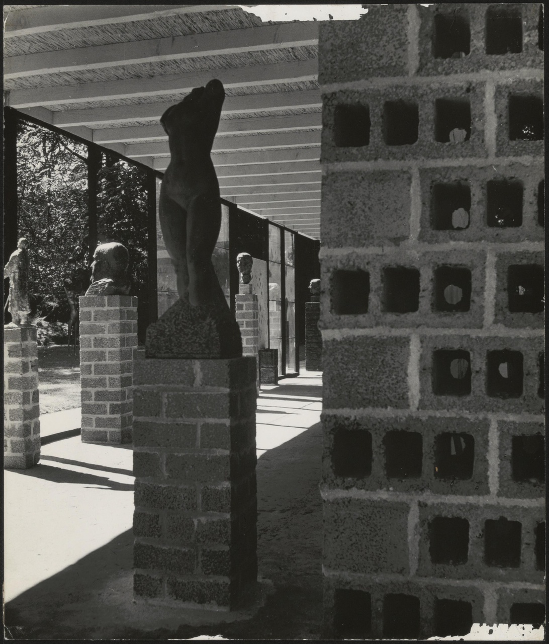 Afbeelding van expo-paviljoen Sonsbeek, ca.1955, hoek, naakt zonder hoofd of armen