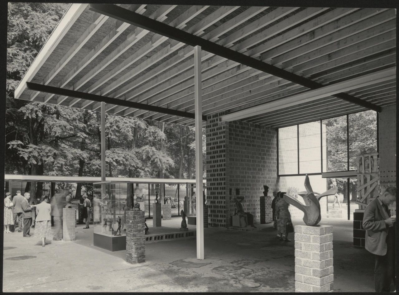 Afbeelding van expo-paviljoen Sonsbeek, ca.1955, inkijk richting noord-oosten