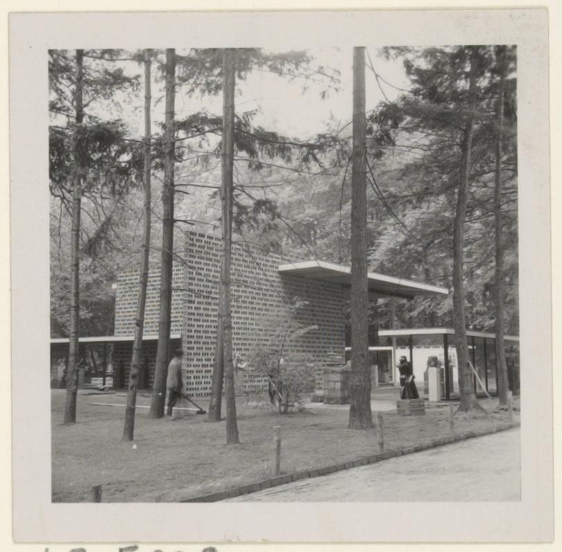 Afbeelding van expo-paviljoen Sonsbeek, ca.1955, noord-oostkant met harkende man