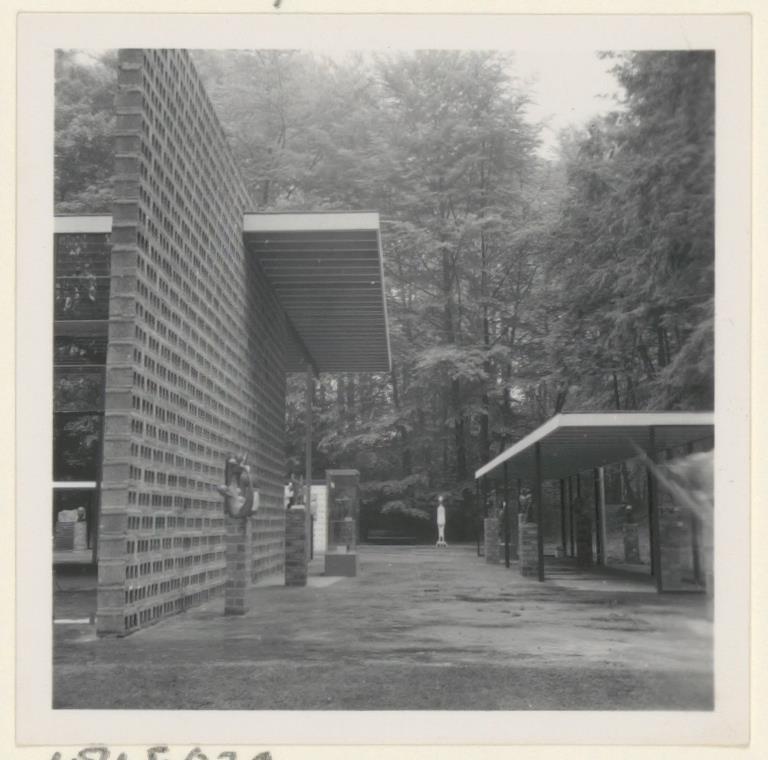 Afbeelding van expo-paviljoen Sonsbeek, ca.1955, perspectief langs noordkant