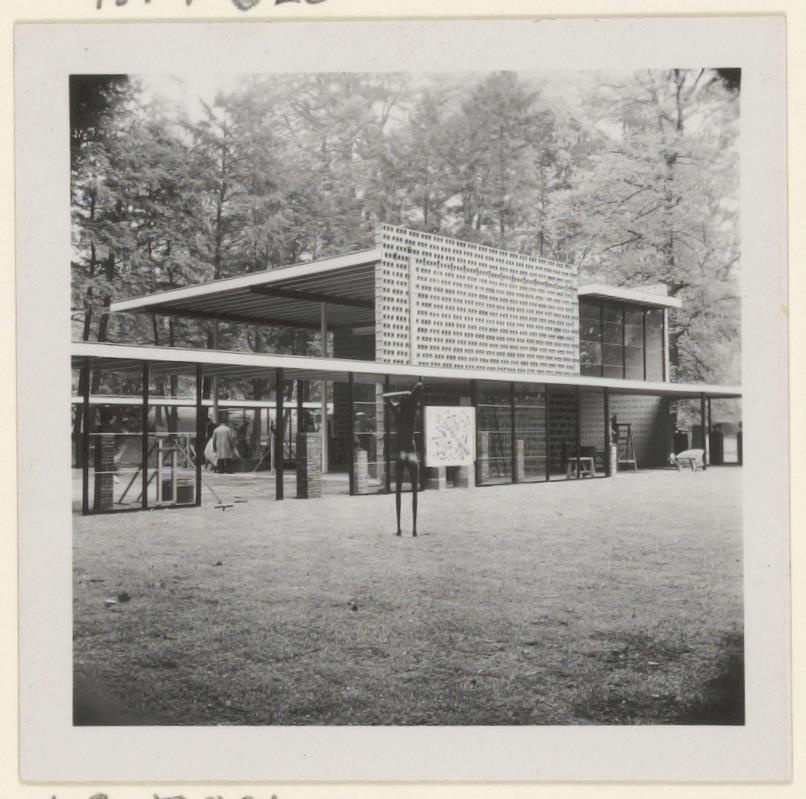 Afbeelding van expo-paviljoen Sonsbeek, ca.1955, uitgerekt beeld precies in midden