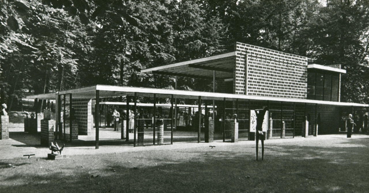Afbeelding van expo-paviljoen Sonsbeek, ca.1955, noordkant, beeld precies in wit vlakje