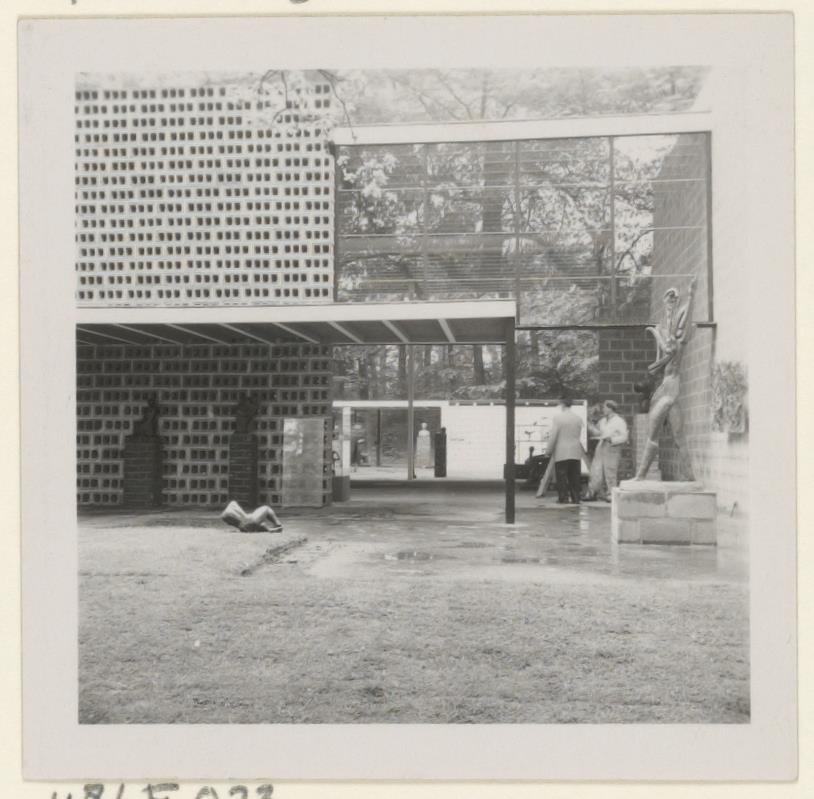 Afbeelding van expo-paviljoen Sonsbeek, ca.1955, zicht dwars door het paviljoen