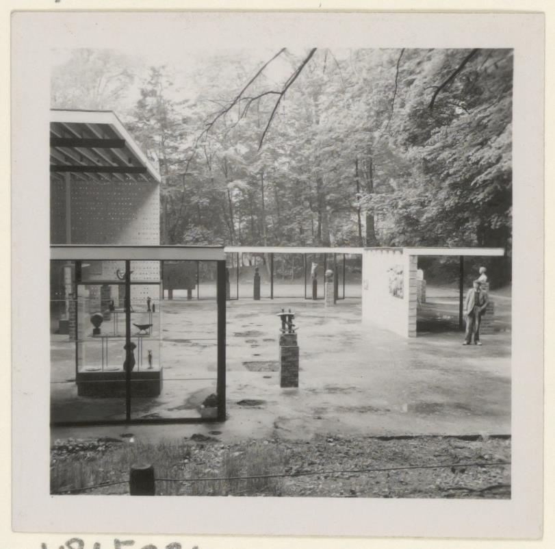 Afbeelding van expo-paviljoen Sonsbeek, ca.1955, nat plein aan de westkant