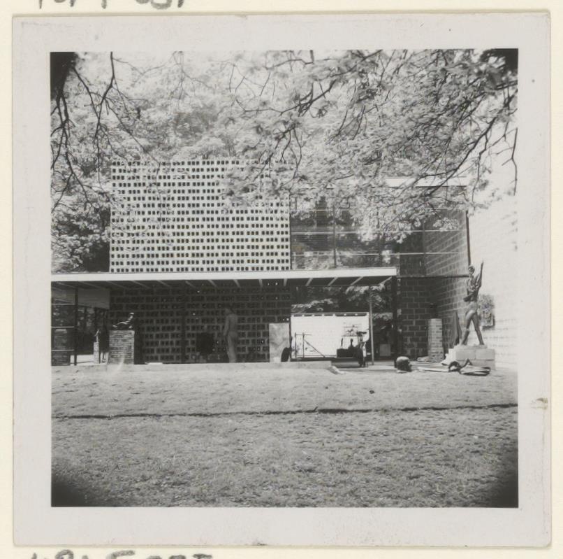 Afbeelding van expo-paviljoen Sonsbeek, ca.1955, oostkant tijdens werkzaamheden