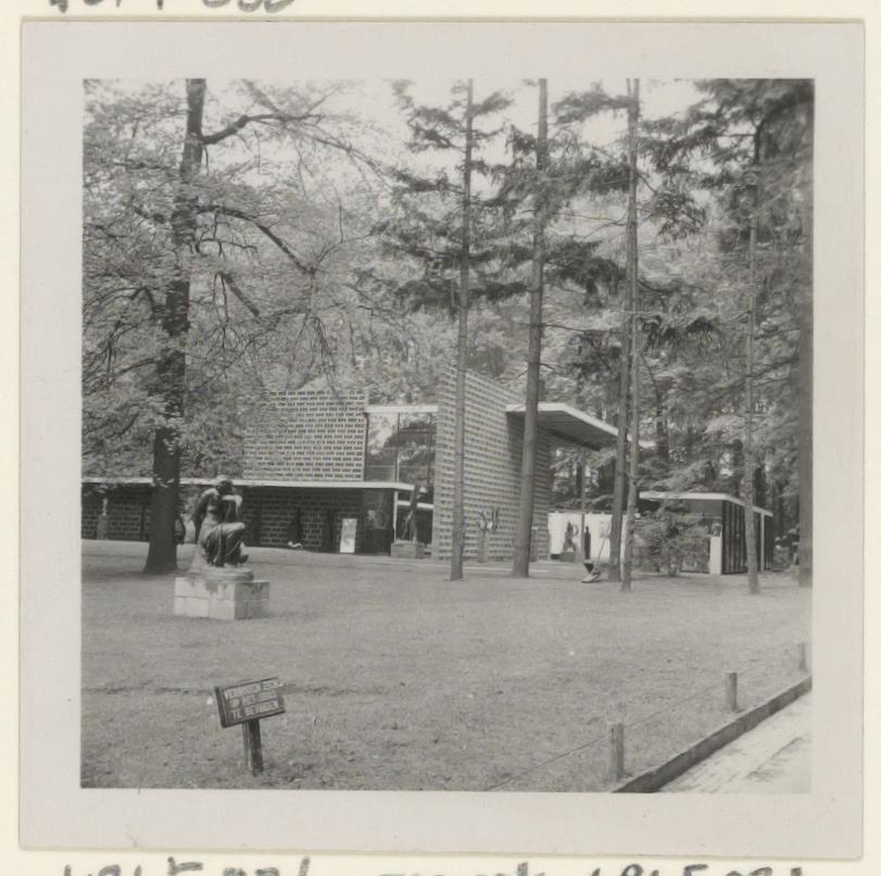 Afbeelding van expo-paviljoen Sonsbeek, ca.1955, noord-oostkant met verbodsbordje